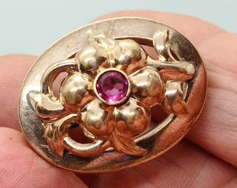 Antique Victorian brooch, gold plated in pinchbeck Antique XIX brooch in oval shape with large flower, pink stone, collection