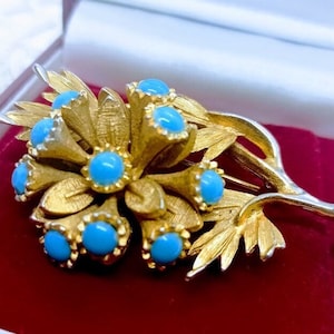 Pretty 70s vintage brooch flower brooch with turquoise rhinestones, vintage 70s matte gold brooch, vintage costume jewelry for women