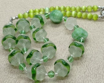 Vintage Tschechische Glaskunst 60er Jahre Hellgrüne und weiße Perlenkette Tschechische Glasperlenkette Vintage Tschechische Halskette für Frauen