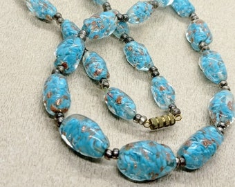 Murano vintage 70s collier en perles de verre vénitienne de bon couleur bleu ciel avec les nuances doré , travail artisans italiennes, femme