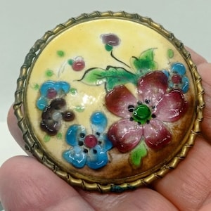 Broche ancienne Émaux du Vivarais signée auteur G L vintage 60s, broche grande ronde émaillée fleurs colores fond jaune femme