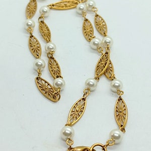 pretty vintage 80s necklace chain necklace in white and oval pearls with gold filigree, 80s costume jewelry necklace, women&#39;s party costume