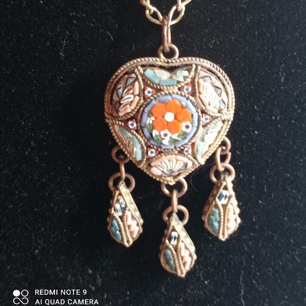 pendentif ancien 30-40s Italie micro mosaique, pendentif en micro mosaique très détaillé déco floral avec une chaine argenté doré,  femme