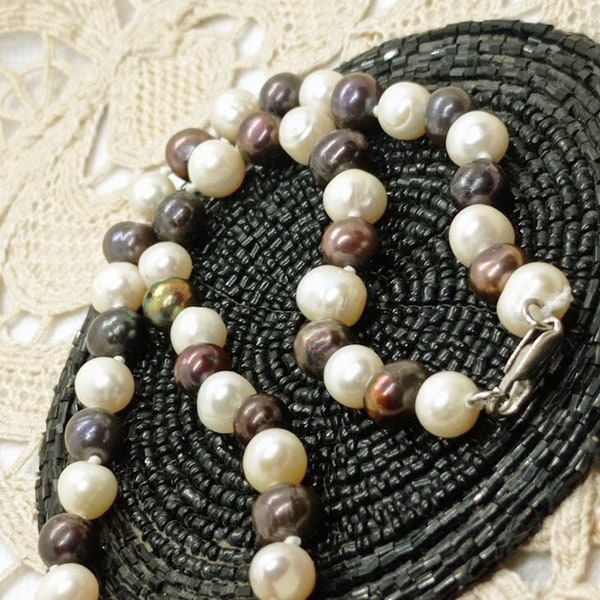 Natural pearl necklace white freshwater pearls and pearls Rainbow Round cultured pearls 10mm in diameter 42 cm in length woman