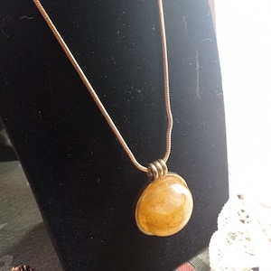 vintage Round pendant in yellow agate in gold metal with a vintage 90s golden oak