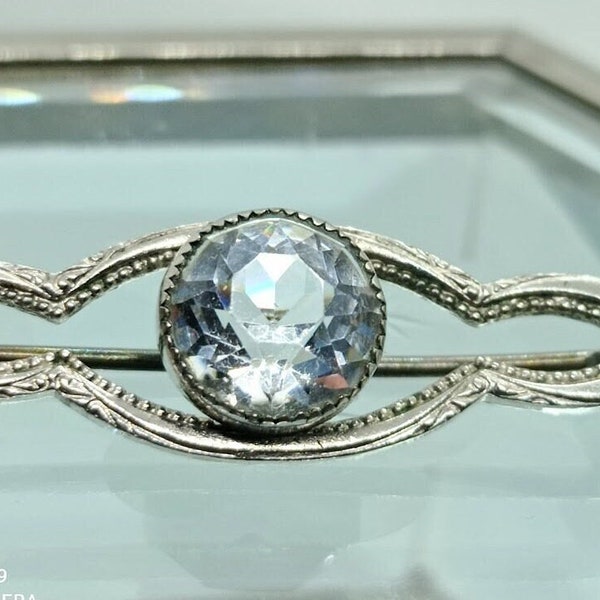 Antique Art Nouveau broche ovale argenté avec un grand cabochon cristal de roche extra scintillant, diamant taillé rose femme