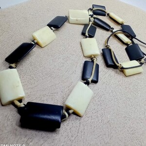 Imposant collier design en os bovin carre et perles en bois noir carre,collier vintage 70s géometrique en fil de cuir collier design femme image 1