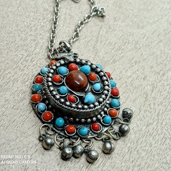 Collier tribal kabyle vintage 70s, pendentif locket argenté ornée strasses imitantés corail, turquoise, collier éthnique chaine longue femme