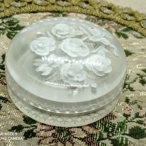 Oggetto d&#39;arte del &#39;900 portacipria in lucite con rose intagliate sul coperchio, scatola trasparente Art Déco anni 30-40, decorazione tavola, casa