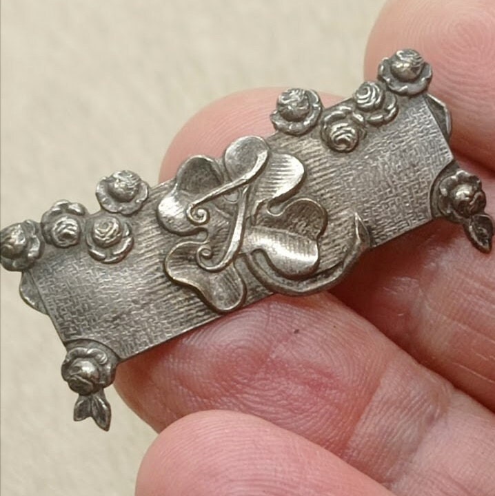 Broche Ancienne En Métal Argenté Motif Trèfle - Antiquité Du XIXe Siècle, Occasion