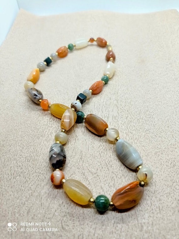 collier en perles agate naturel multicouleurs, collier en perles de gemme, collier couleurs vives vintage 80s, style BOHO femme