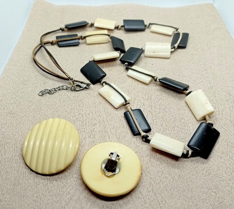 Imposant collier design en os bovin carre et perles en bois noir carre,collier vintage 70s géometrique en fil de cuir collier design femme image 5