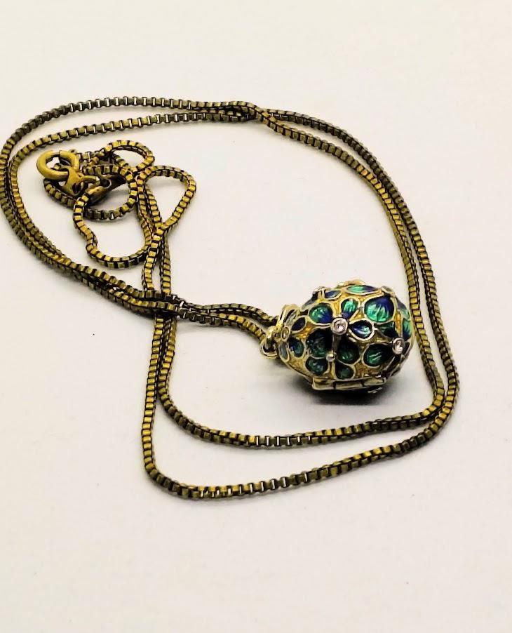 Pendentif Oeuf Style Fabergé Rouge Rubis avec 18 Cristaux et sa chaîne