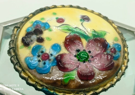 Broche émaillée Vintage Avec Motif Fleurs - Créateur - Occasion