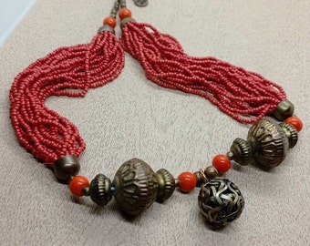 Collier de perles de corail rouge arabe vintage du Yémen collier ethnique en perles de corail et céramique orange métal bronzé, femme