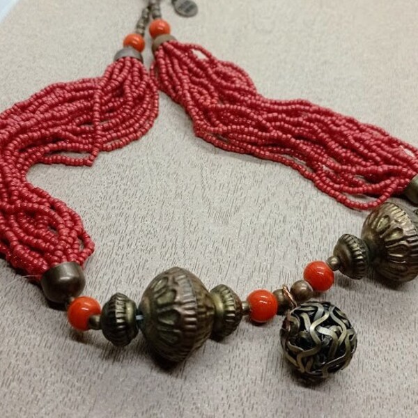 Collier de perles de corail rouge arabe vintage du Yémen collier ethnique en perles de corail et céramique orange métal bronzé, femme