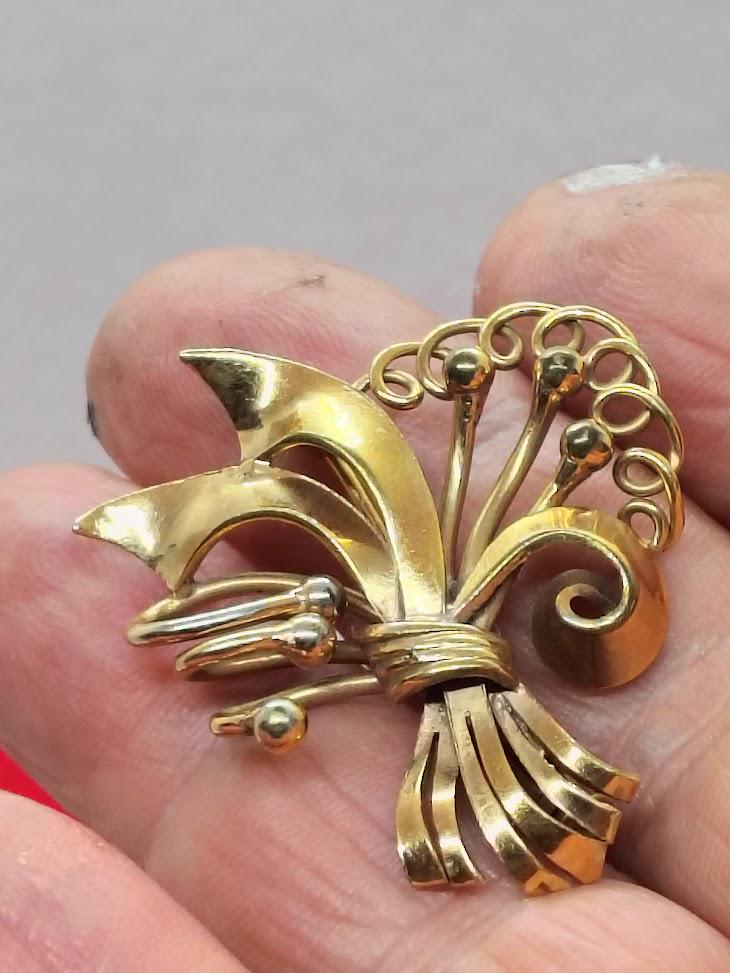 Broche Vintage Années 40-50 En Plaqué Or Galvanisé - Motif Floral Et Volutes