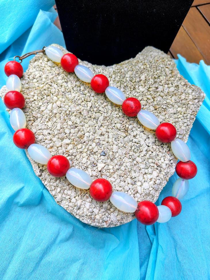 Collier Ancien Opaline Blanche Et Perles Céramique Rouge - Bijou Vintage - 159