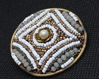 Ancienne broche brodée des petites perles  blanc, gris, bronze , vintage broche 40s originale technique broche brodée vintage 40s  femme