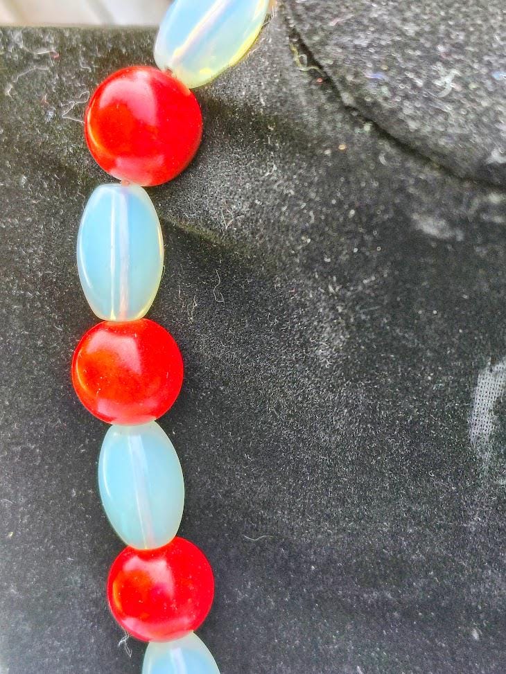 Collier Ancien En Opaline Blanche Et Perles Céramique Rouge – Bijou Vintage – Occasion Porté