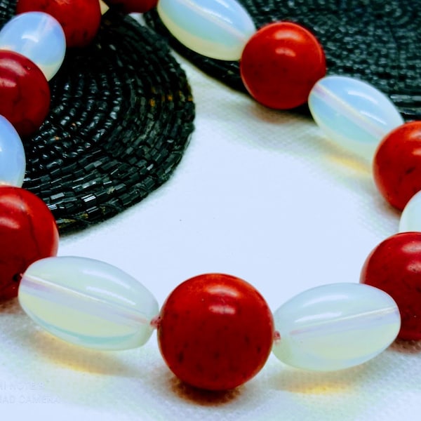 collier vintage 80s, collier ethnique en perles de verre opaline et perles céramique rouge imitant de corail, collier éthnique 80s femme