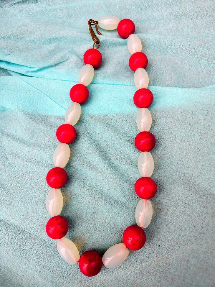 Collier Vintage Opaline Blanche Et Perles En Céramique Rouge - Bijou Ancien Modèle 159 - Occasion