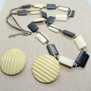 Imposant collier design en os bovin carre et perles en bois noir carre,collier vintage 70s géometrique en fil de cuir collier design femme image 4
