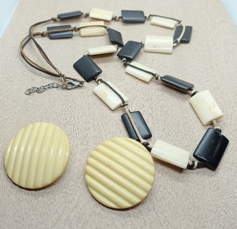Imposant collier design en os bovin carre et perles en bois noir carre,collier vintage 70s géometrique en fil de cuir collier design femme image 4