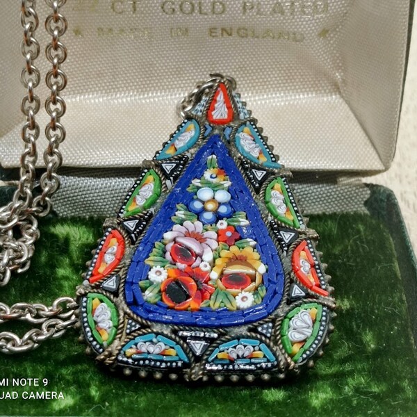 Pendentif ancien Italie 30s pendentif en forme triangle mirco mosaique couleur bleu cobalt deco floral pendentif long 5,5 cm chaine argenté