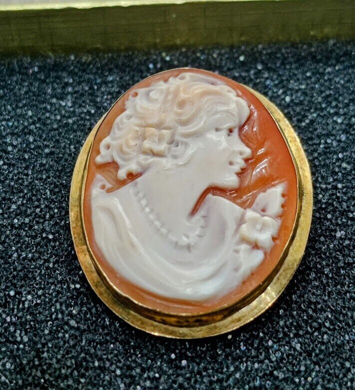 Broche Vintage Camée Calcaire – Années 60, Jolie, Occasion