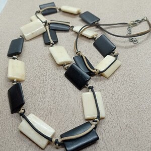 Imposant collier design en os bovin carre et perles en bois noir carre,collier vintage 70s géometrique en fil de cuir collier design femme image 7