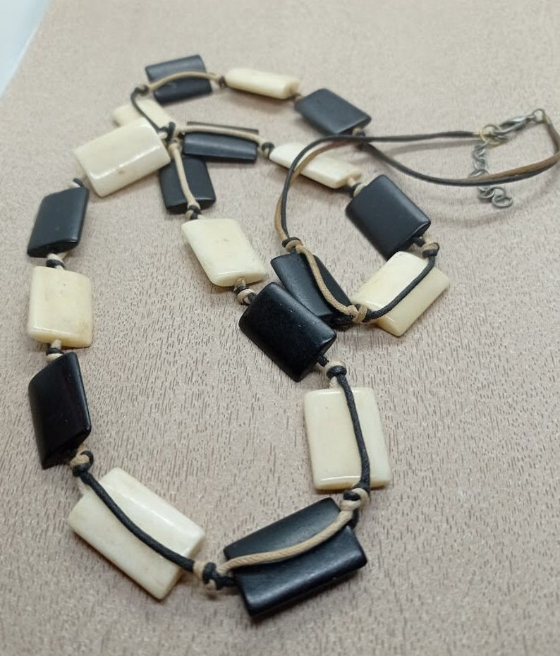 Imposant collier design en os bovin carre et perles en bois noir carre,collier vintage 70s géometrique en fil de cuir collier design femme image 7
