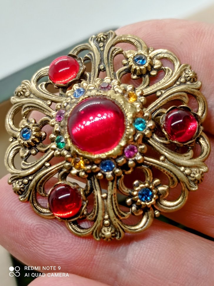 Broche Fantaisie Dorée Avec Pierre Verte/rouge Et Strass Blanc - Design Cordé