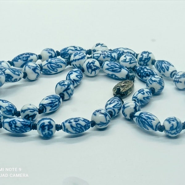 vintage 50s chinois exportation collier de perles bleu blanc porcelaine fermoir plaqué or non signé forme de perle ovales nouée main femme