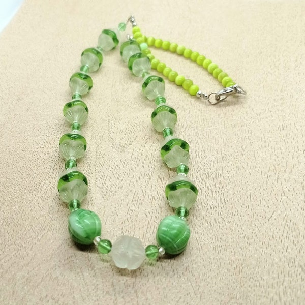 Art de verre Czech vintage 60s collier en perles vert clair et blanc  Tchèque Collier de Perles en Verre Tchèque collier vintage Czech femme