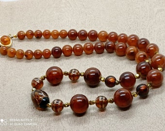 old necklace in honey-colored plastic beads, brown gold honey glass beads, vintage 50s yellow brown necklace, woman