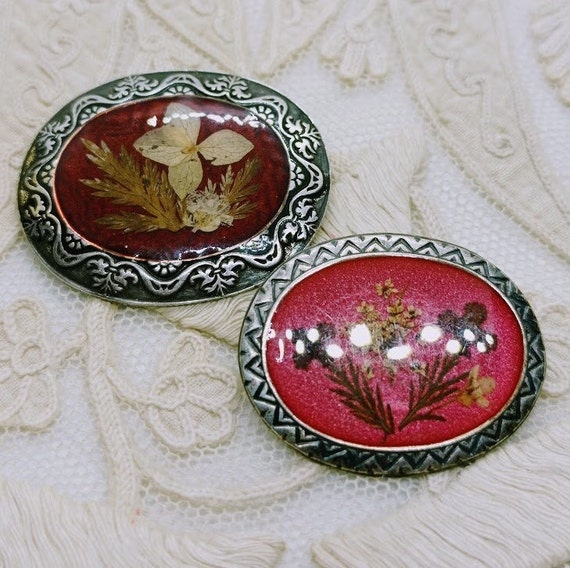 Belle Broche Vintage Argentée Années 60 - Style Pierre Bex Avec Fleurs Séchées Sous Résine - Métal Argenté, Dominante Verte