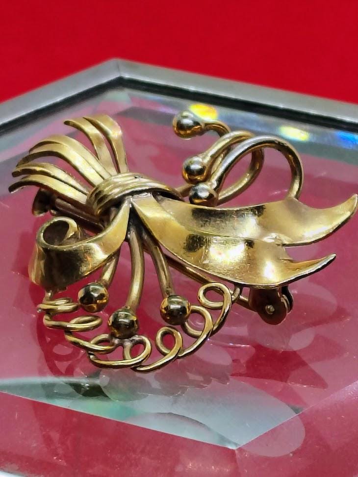 Broche Vintage Années 40-50 Plaquée Or - Motif Floral Et Volutes, Occasion