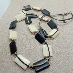 Imposant collier design en os bovin carre et perles en bois noir carre,collier vintage 70s géometrique en fil de cuir collier design femme image 2