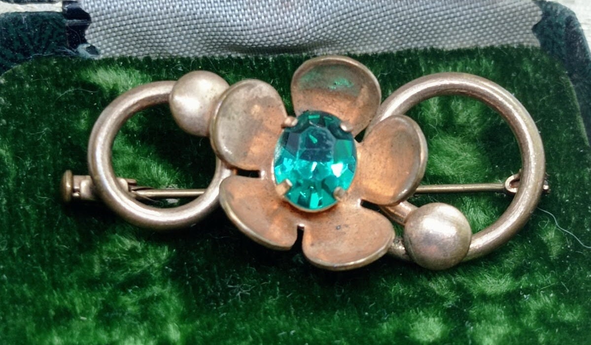 Broche Vintage Art Nouveau Tchécoslovaquie - Cabochon Vert Entouré D'acanthes - Métal Doré Laiton