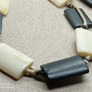 Imposant collier design en os bovin carre et perles en bois noir carre,collier vintage 70s géometrique en fil de cuir collier design femme image 3