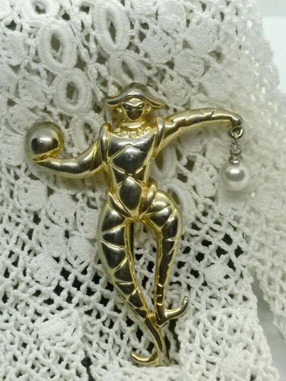 Vintage 80s Harlequin Juggler brooch with hanging… - image 3