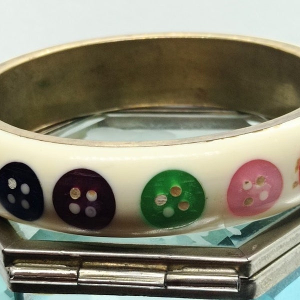 bracelet vintage en lucite blanc avec decoration des boutons multicolores  aux couleurs vives, bracelet jonc costume femme 60s