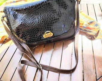 borsa a tracolla in pelle marrone con finiture in stile coccodrillo, accessori vintage in pelle anni '90 per donna