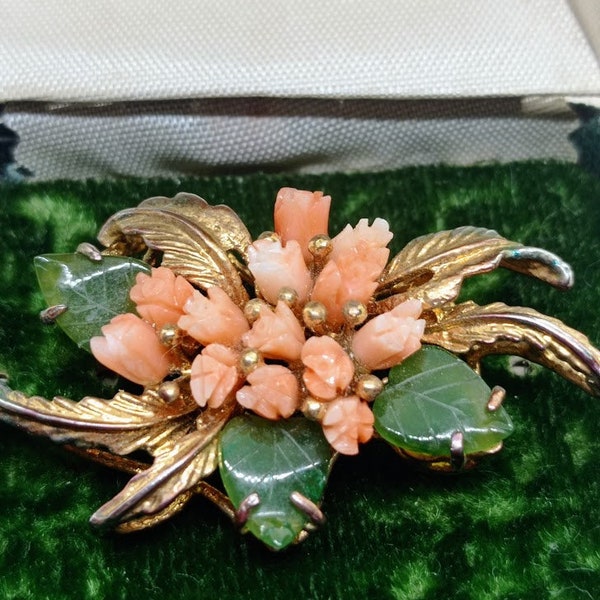 broche vintage 70s broche en fleurs de corail sculptées feuilles de jade nephrite un bouquet des tulipes en corail, broche festive femme