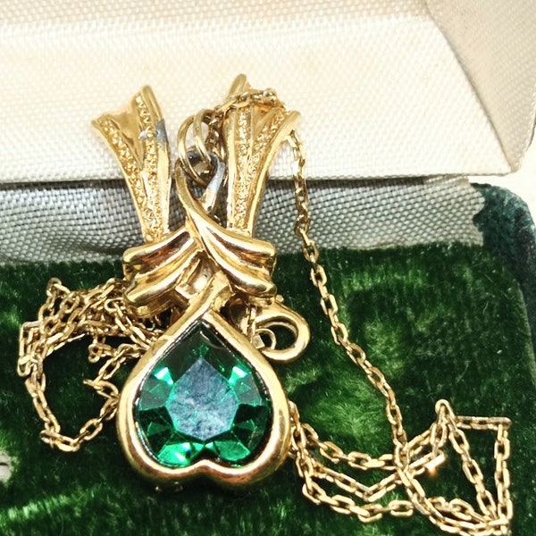 Agatha Paris pendentif doré vintage 90s pendentif en coeur cabochon en verre vert émeraude, chaîne doré pendentif Agatha Paris pour femme