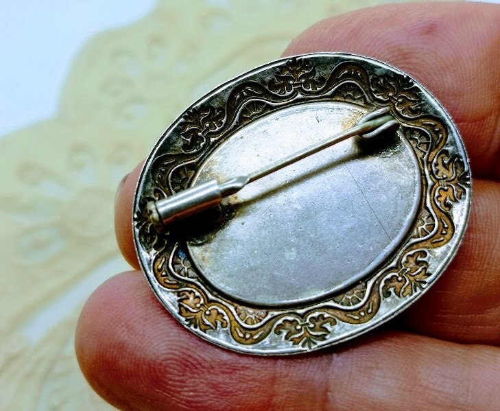 Broche Vintage Argentée Avec Fleurs Séchées Sous Résine - Style Années 1960