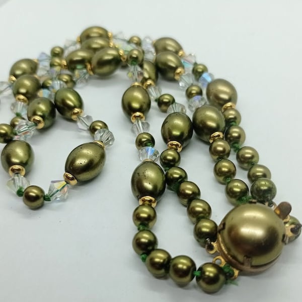 magnifique collier vintage Czech, collier 60s en perles ovales vert olive nacres et perles blanc Aurora Borealis 2 brins fermoir noble femme