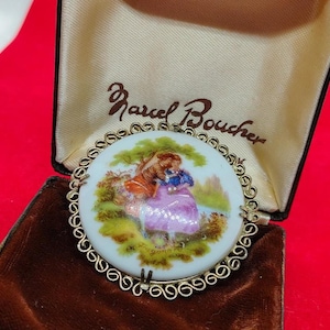 Broche Vintage Limoges - Scène Galante Avec Guitariste, 57x42 Mm (France)