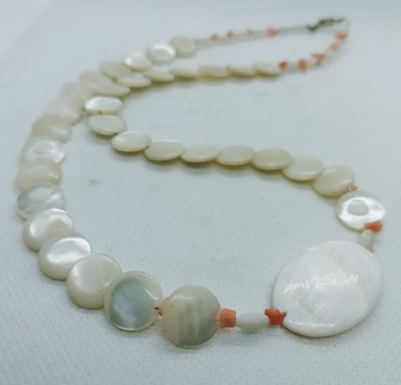 COLLIER PLASTRON ANCIEN en perles grises et nacrées naturelles et nacre